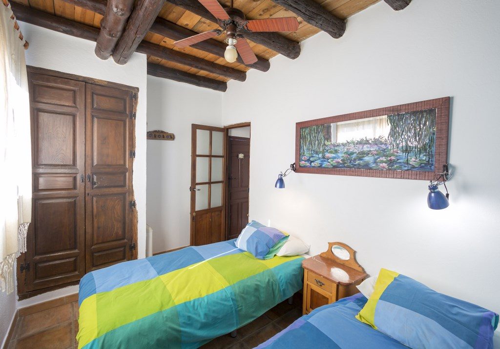 El Brazal. Dormitorio azul Nogal